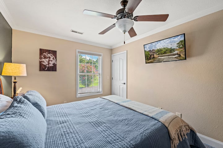 Dormitorio en el nivel inferior con cama tamaño queen.