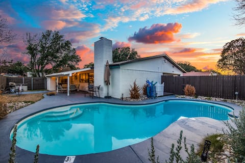 Jacuzzi & Pool House w/Game Room + Fire Pit