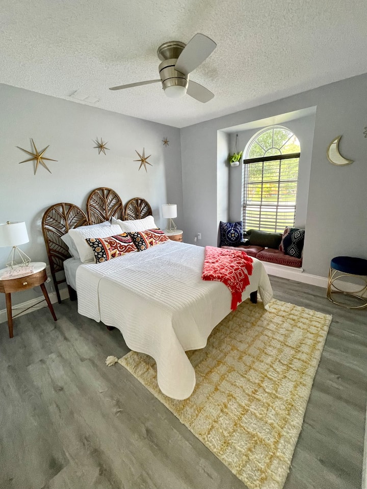 חדר שינה מעוצב היטב עם מזרן קצף בגודל מלא עם פינת חלונות מרופדת