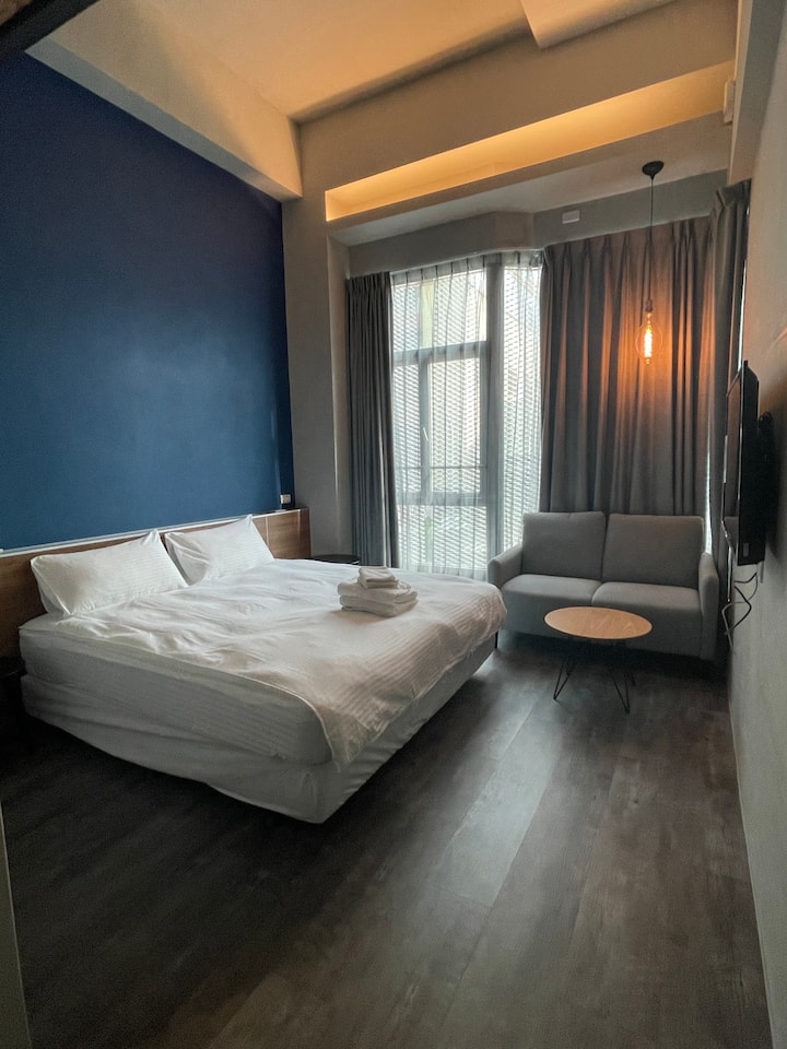 Wait, the fourperson room of the homestay Boutique hotels for Rent