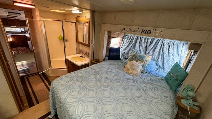   คุณจะหลงรักห้องนอนใหญ่ที่กว้างขวางและเตียงควีนไซส์ที่ยอดเยี่ยม! ใช่คุณมีวิวทะเลสาบจากเตียงของคุณ!