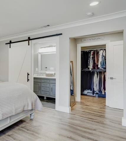 Cheerful 4-bedroom house with free parking gallery image 2