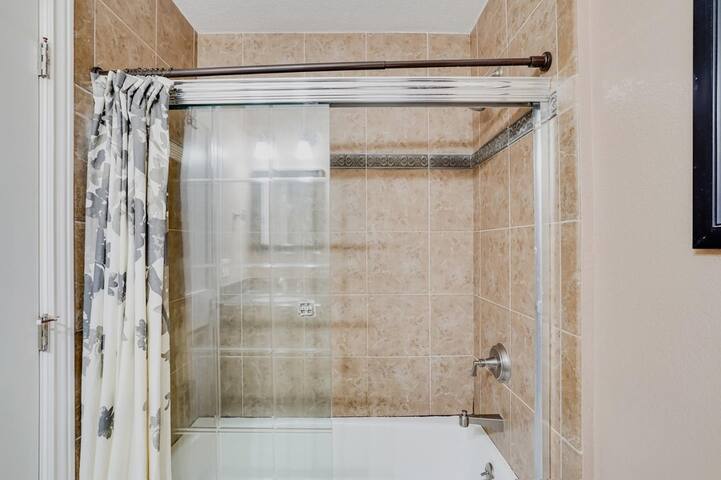 Cheerful 4-bedroom house with free parking gallery image 4