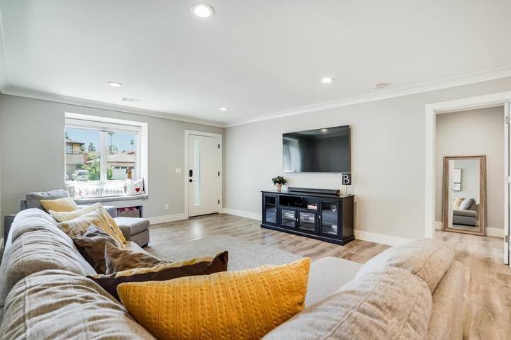 Cheerful 4-bedroom house with free parking gallery image 3