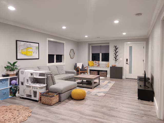 Cheerful 4-bedroom house with free parking