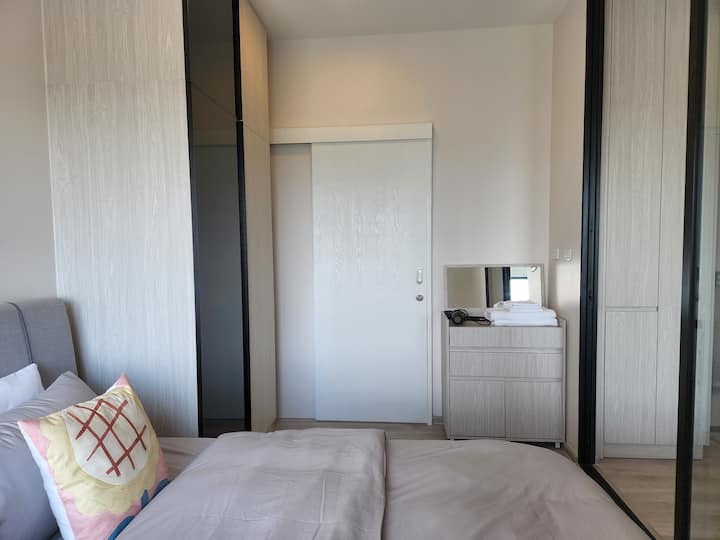 这是主卧室，后面有卫生间。左侧是衣柜。 床是加大双人床。 