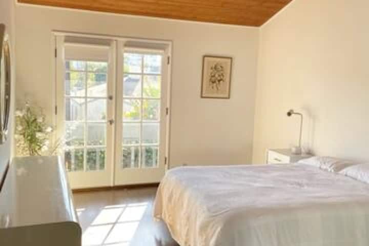 Спалня №2. Ще спите като бебе в тази светла спалня с високи френски врати.