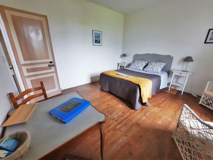 La chambre avec son lit 2 personnes 140x190 cm
