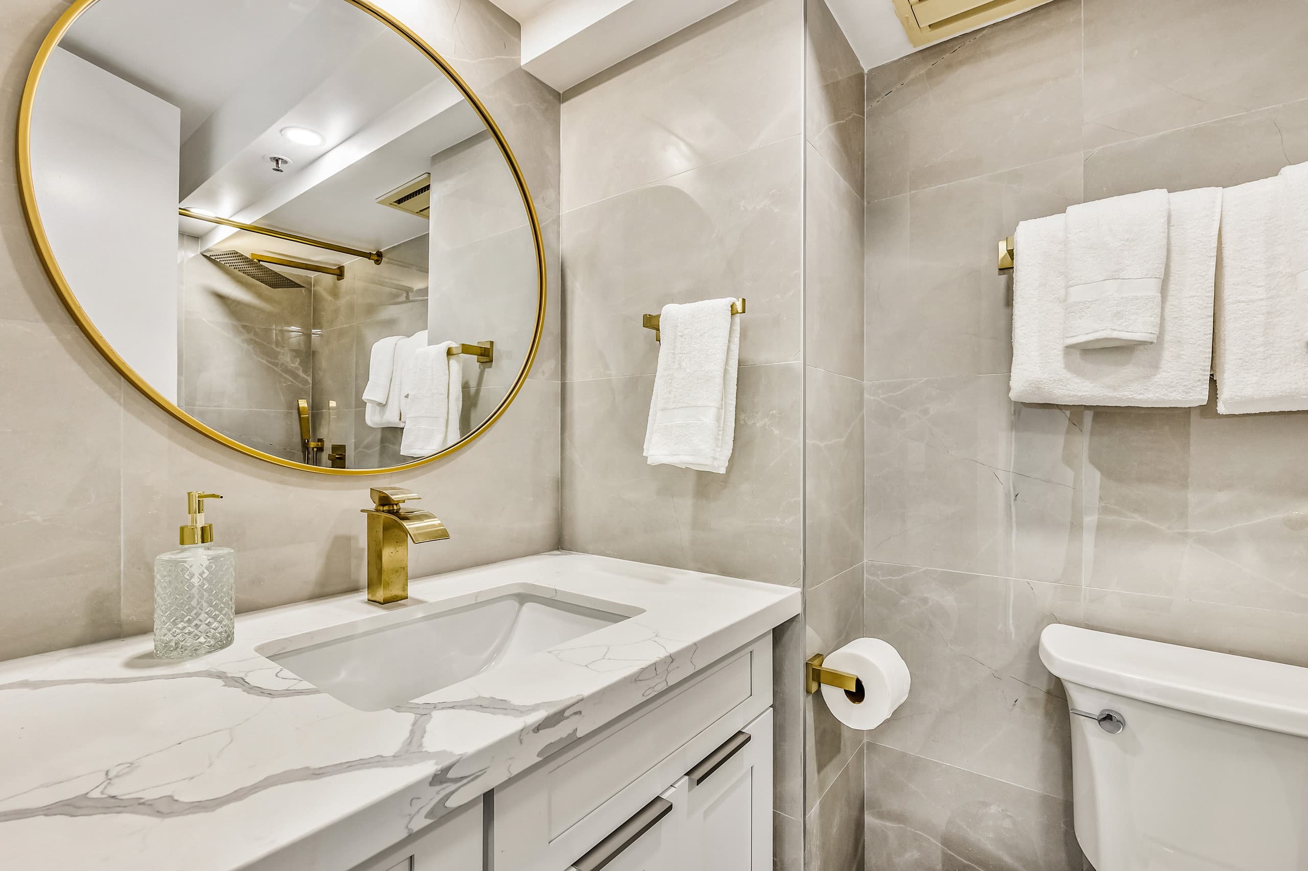 Condo in Honolulu · ★4.9 · 1 bedroom · 2 beds · 1 shared bath - Image 16