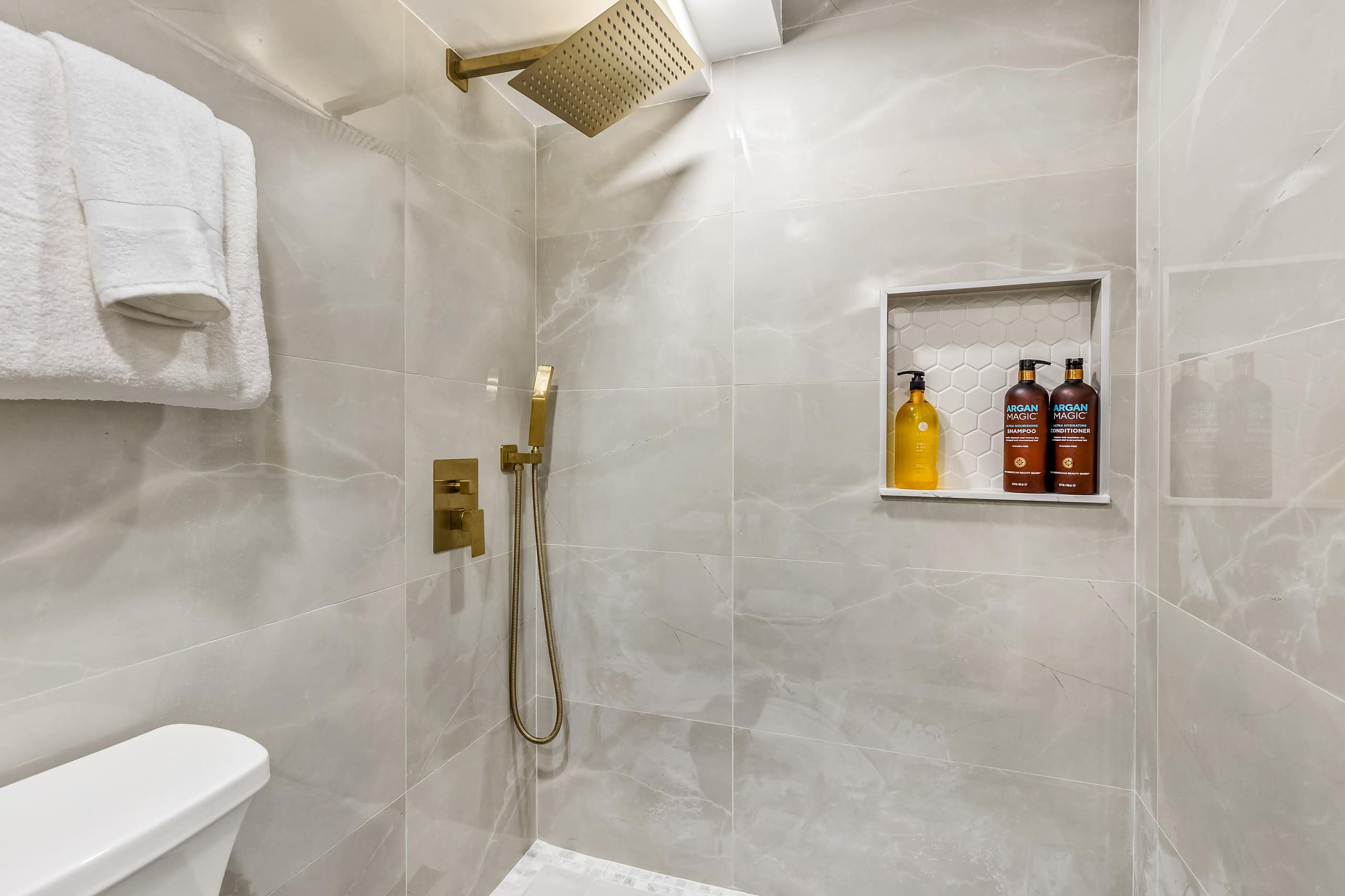 Condo in Honolulu · ★4.9 · 1 bedroom · 2 beds · 1 shared bath - Image 17
