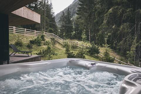 Luxurious chalet on the edge of the forest with private jacuzzi