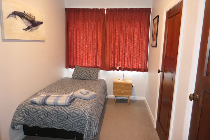 Dormitorio 3 con cama individual tamaño king.