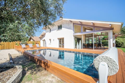 Family friendly house; heated pool, close to beach