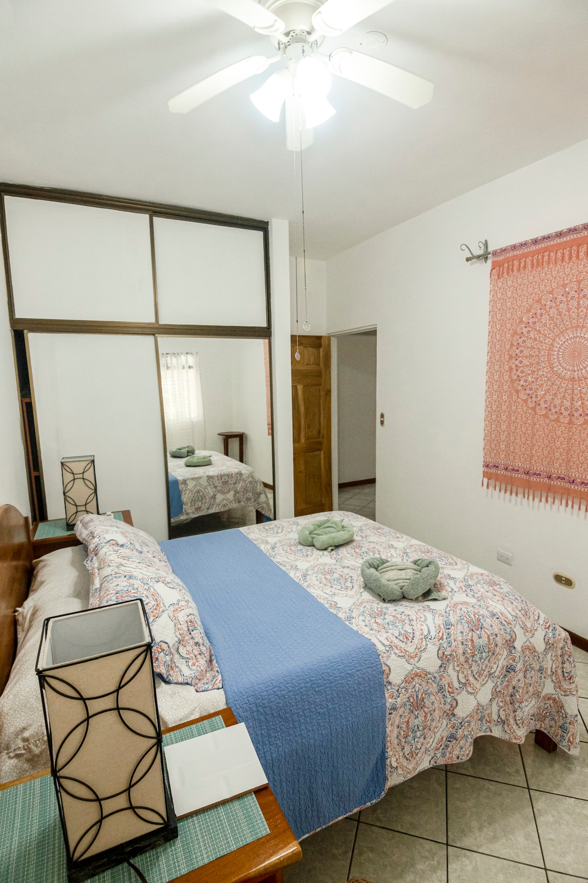 Втора спална соба со голем простор во плакарот