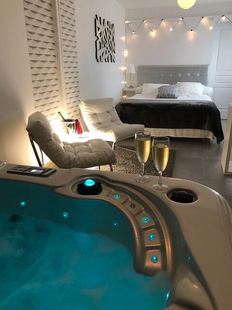 Cocooning Suite with private hot tub Mont St Michel