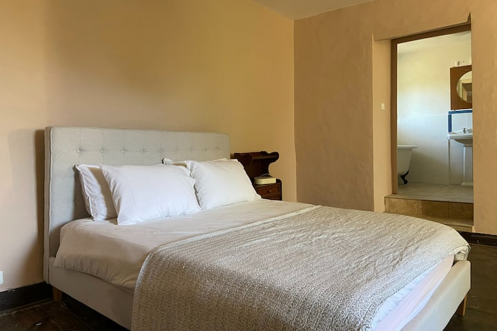 Le Parc - The pink bedroom has a king-size bed with a new Eve mattress and an ensuite with bath and shower. 