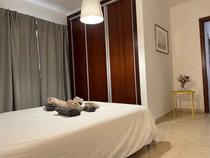 Dvokrevetna spavaća soba s velikim ugrađenim ormarom