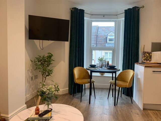 Alto – 2 Bed Apartment in Bristol by Mint Stays gallery image 5