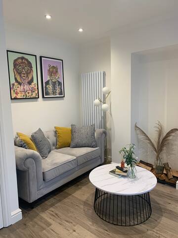 Alto – 2 Bed Apartment in Bristol by Mint Stays gallery image 3