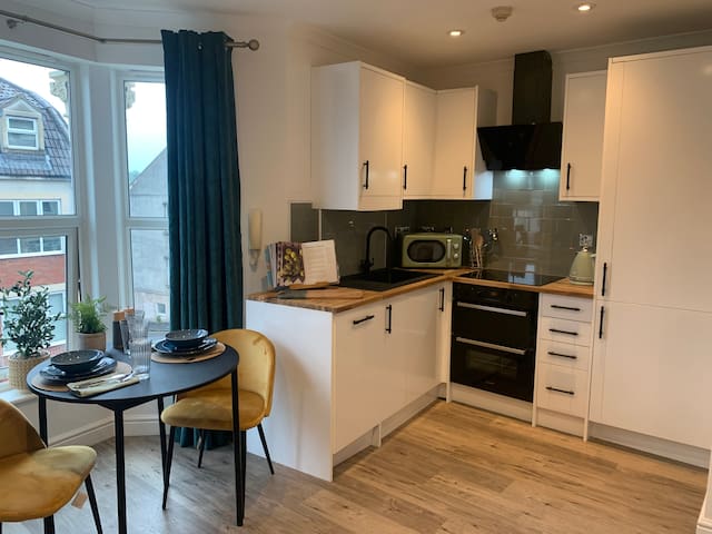 Alto – 2 Bed Apartment in Bristol by Mint Stays gallery image 2