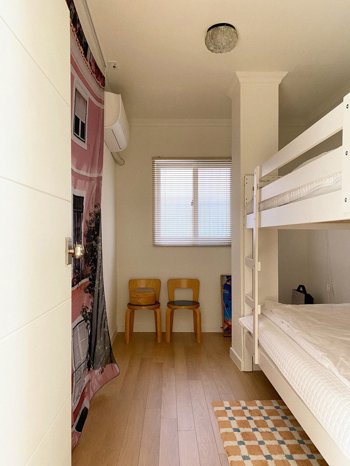 วิวห้องนอนย่อยในห้อง 301
เตียงบังเกอร์ 900 * 2000 (มม.) (S)