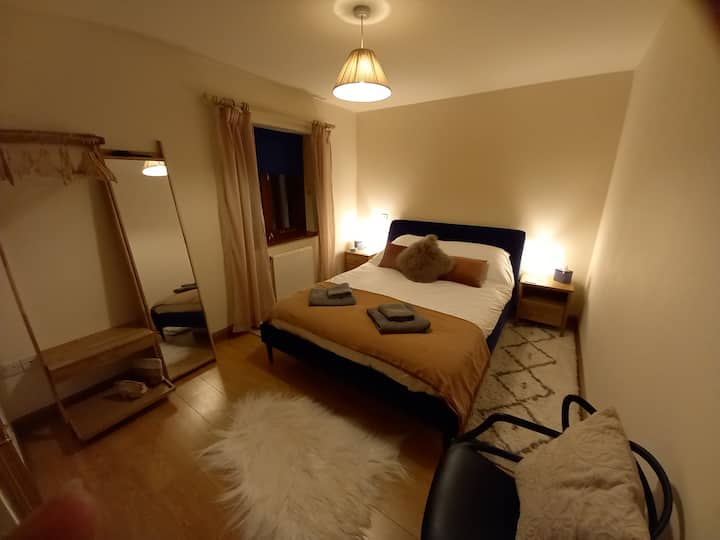 חדר שינה קדמי עם חדר מקלחת צמוד עם שירותים וכיור רחצה, מעקה מגבת מחומם.