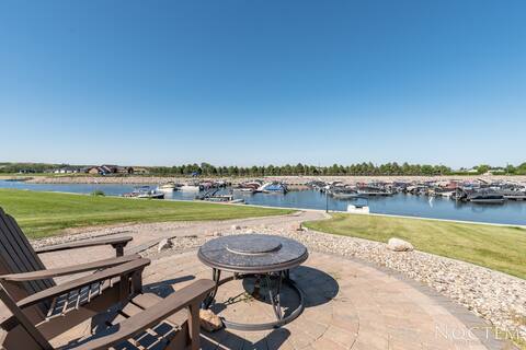 Modern 3 Bedroom Riverside Home with Fireplace.