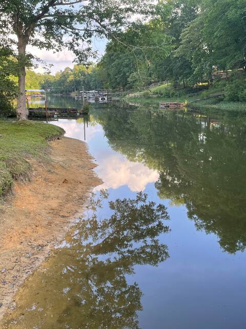 Peaceful getaway on the water