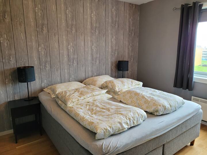 Gran dormitorio principal con cama de 180 cm 
Tiene una cuna de viaje para bebés disponible.