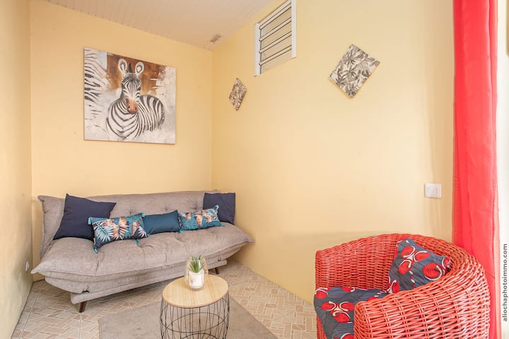 تتوفر مقابس مناسبة: واحدة في نهاية الأريكة والأخرى في أسفل جدار الكرسي الأحمر ذي الذراعين ، وهي جميلة. 