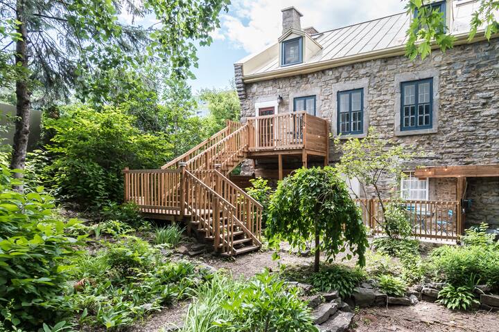 Unique 1847 Heritage Retreat ~ Garden ~ 2 Parkings gallery image 2