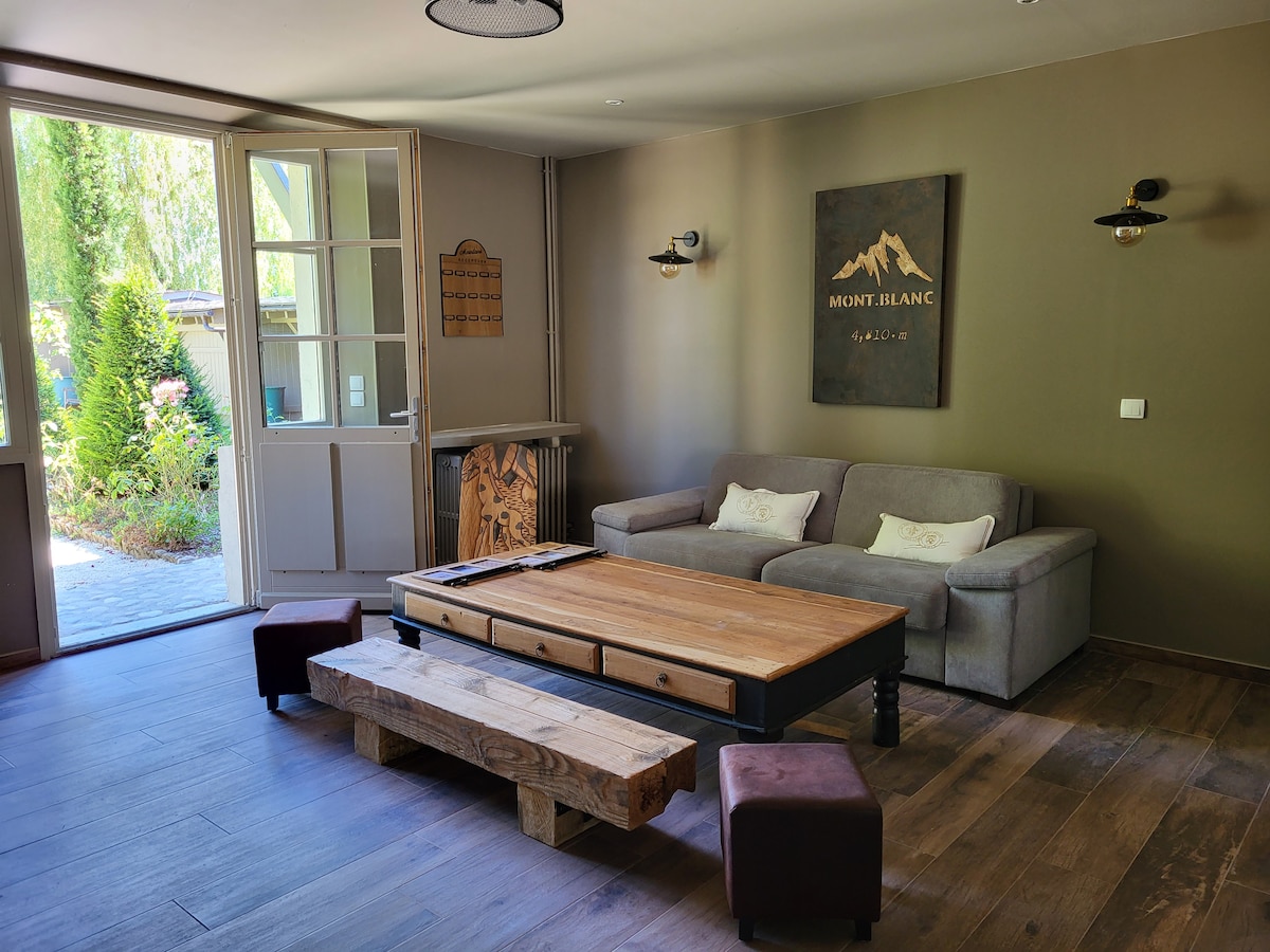 Top Airbnb: Charming cottage 3-10 pers, 4 bathrooms/toilets, terrace, garden in Chambéry