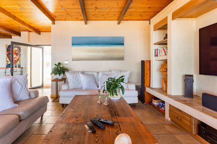 Mountain Side Family Home Breathtaking Seaviews gallery image 2