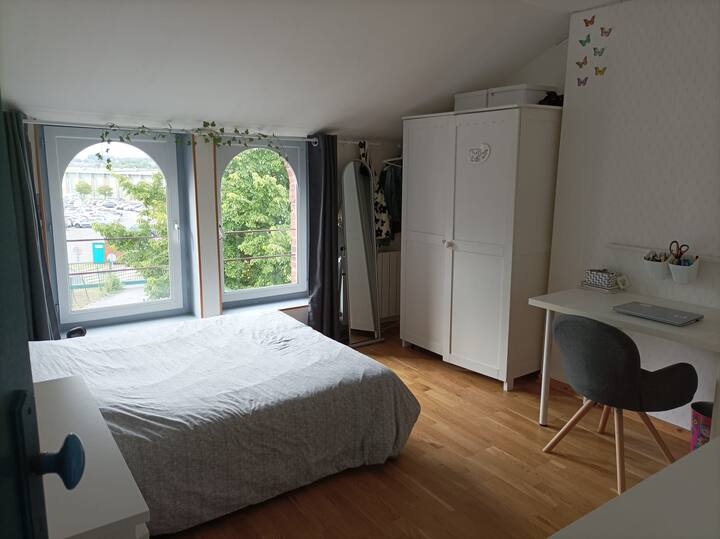 Bedroom, close to Arras station and Main Square shuttle Townhouses