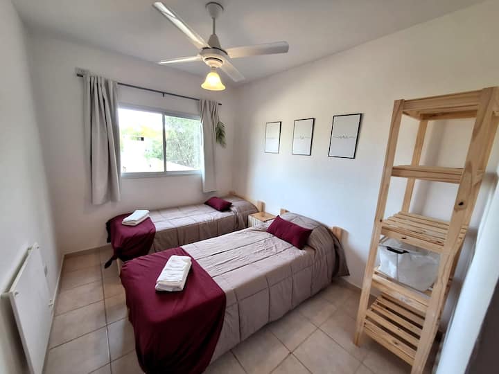 2 kreveta od 1 kvadrata s madracem visoke gustoće
Stropni ventilator
Toplinska ploča
Zamračite zavjese