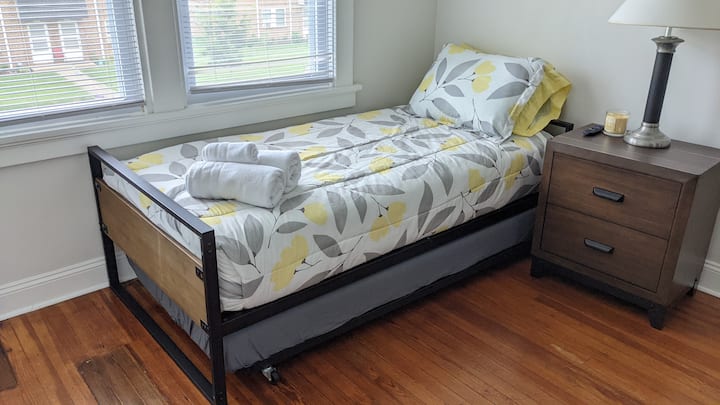 Ქვედა დონის საძინებელი ცალკემდგომი საწოლით, Roku TV ‑ ით და კომოდით, რომელიც იდეალურია დამატებითი კომფორტისთვის.
