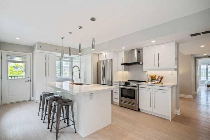 3Bed 2Bath Downtown Toronto Condo w/Parking gallery image 4
