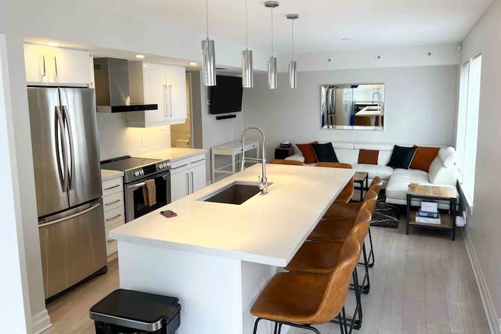 3Bed 2Bath Downtown Toronto Condo w/Parking