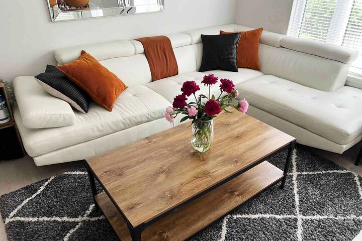 3Bed 2Bath Downtown Toronto Condo w/Parking gallery image 2