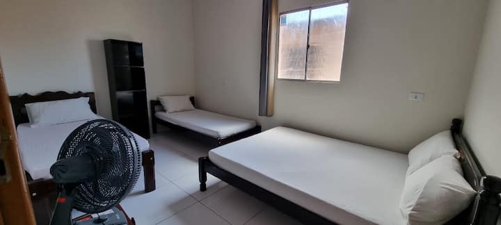 Habitación con ventilador

Una cama doble;
Dos camas individuales