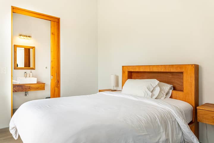 マスター3、クイーンベッド、エアコン、清潔、静かで、素敵です。 