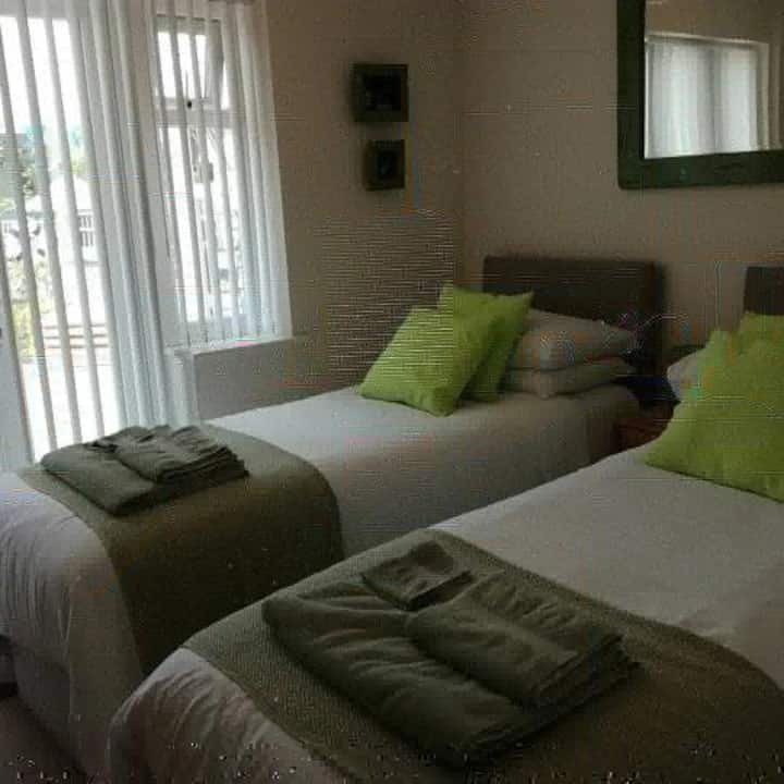 Chumba cha 2 cha kulala, kilicho na vitanda vya zip na kiunganishi, kinaweza kutengenezwa kama pacha au maradufu katika nyumba nzuri ya shambani ya Forget Me Si ya likizo katika Pwani nzuri ya Winchelsea huko East Sussex 