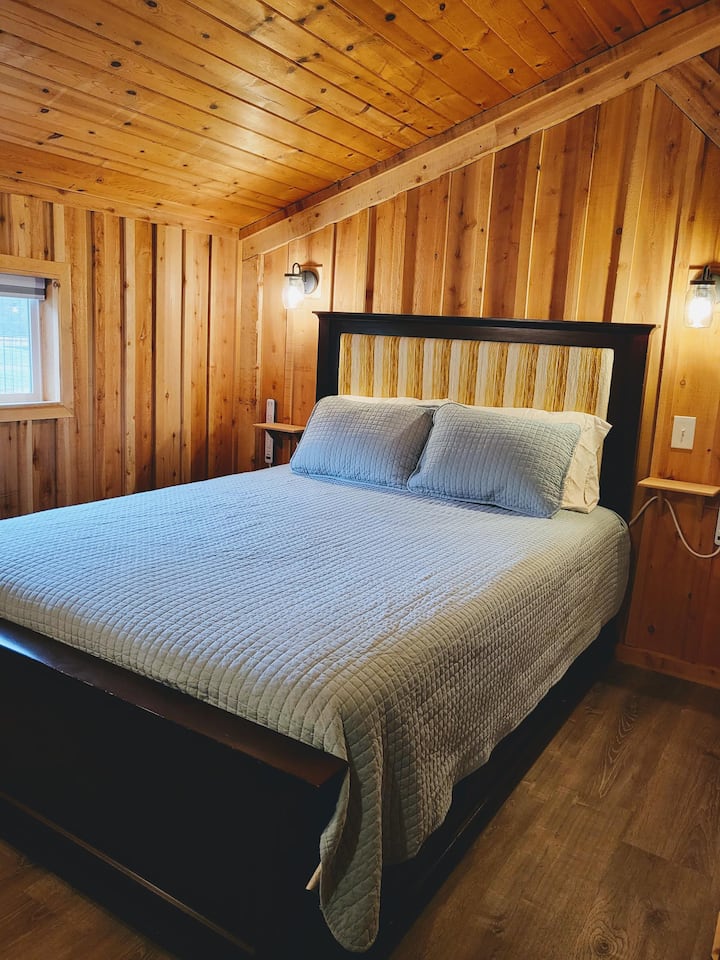 Consigue 40 ganchos en esta cómoda cama.  La ventana también tiene persianas oscuras
