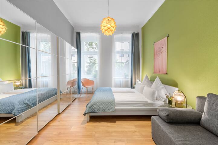 Holiday 33 Apartment I – Large 4-Room in Mitte gallery image 2