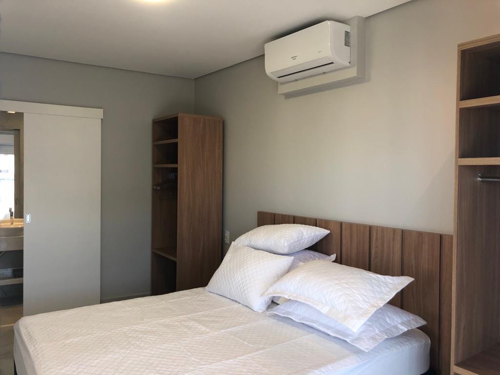 卧室1 ：套房配备一张标准双人床+ 2张单人辅助床