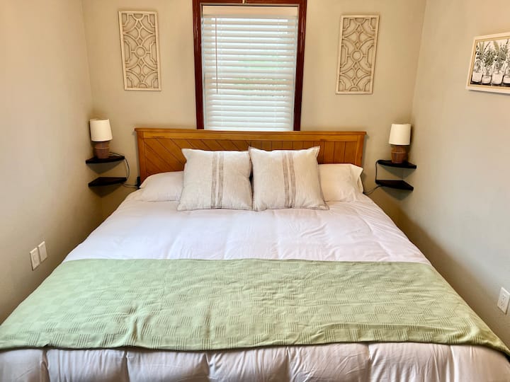 Დიდი საწოლი ნაპოვნია პირველ სართულზე.