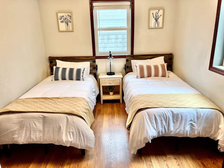 Ორსაწოლიანი საწოლი, რომელიც პირველ სართულზეა.