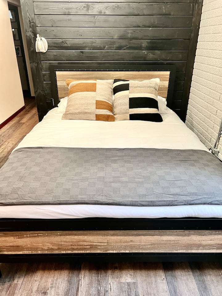 Დედოფლის საწოლი ქვედა დონეზე (სარდაფი).