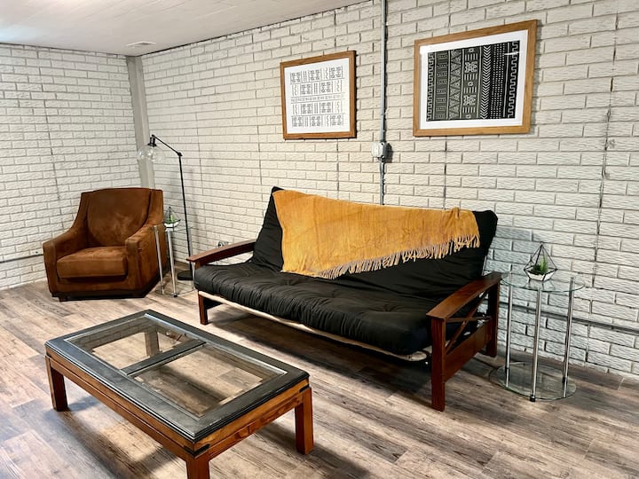 Ქვედა დონე (სარდაფი), გამოიღეთ ტახტი. 