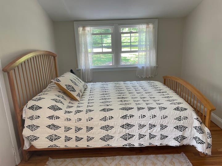 سرير بمقاس كبير بغرفة نوم في الطابق العلوي. 